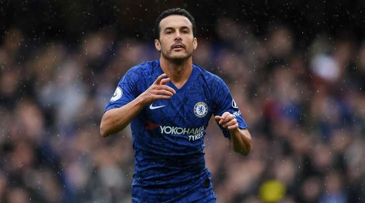 Pedro (Chelsea) thoát xuống sau đường chuyền từ Ross Barkley, anh lao vào vòng cấm và tung cú sút như búa bổ về phía góc cao khung thành trong tư thế đối mặt với thủ môn.