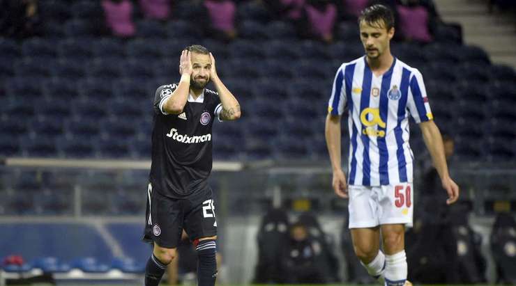 Mathieu Valbuena (Olympiakos Piraeus) thực hiện quả phạt góc, nhưng anh tạt bóng quá mạnh và không một đồng đội nào có thể đón bóng.