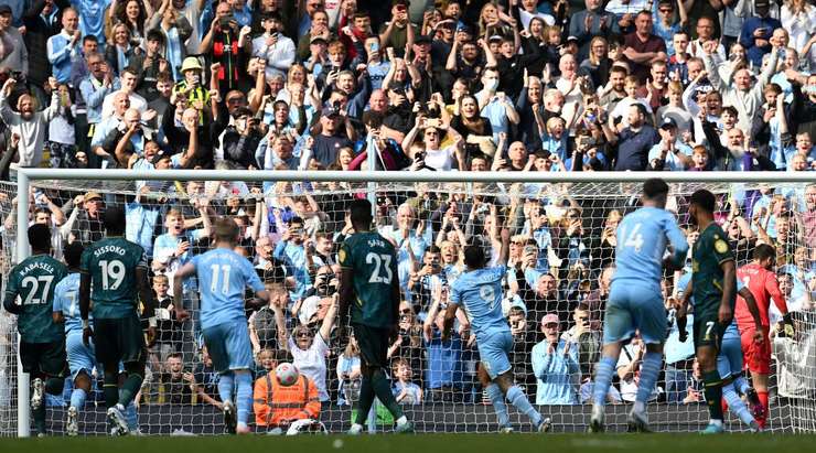 Vào! Gabriel Jesus (Manchester City) chốt hạ quả phạt đền vào góc thấp bên trái khung thành, không để cho thủ môn cơ hội cản phá nào.