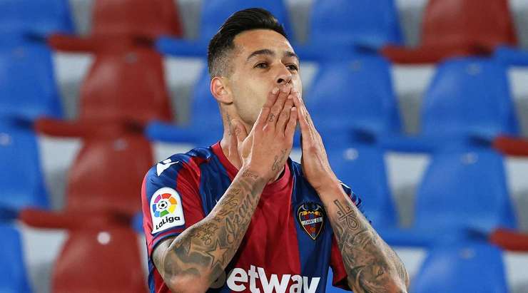 Tỉ số là 3:3! Tono chuyền bóng cho Sergio Leon (Levante) trong vòng cấm, người không bị ai kèm và sút bóng vào bên trái mành lưới.