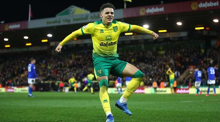 Vào! Maximillian James Aarons thực hiện một quả tạt bổng chính xác vào vòng cấm. Jamal Lewis (Norwich) đón bóng và dứt điểm gọn gàng vào góc thấp bên phải khung thành. Tỉ số đã được thay đổi thành: 1:0.