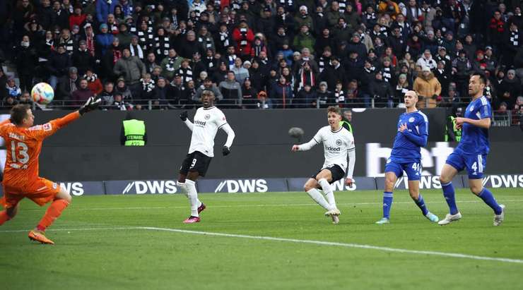 Vào! Jesper Lindstrom (Eintracht Frankfurt) chớp cơ hội sau một tình huống bóng bật ra trong vòng cấm và đánh bại thủ môn với một cú sút thẳng vào nóc lưới. Tỉ số đã được nâng lên: 1:0.