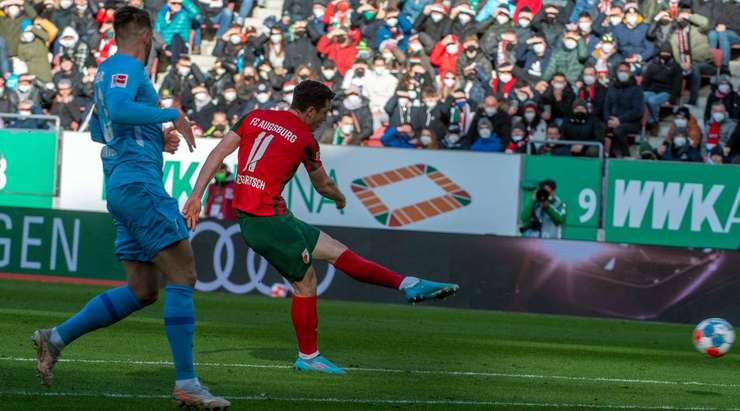 Florian Niederlechner chuyền bóng cho Michael Gregoritsch (Augsburg), cầu thủ này nhận bóng và tung một cú sút xuất sắc từ rìa vòng cấm. Pha dứt điểm của anh đi vào góc thấp bên trái. Một bàn thắng tuyệt đẹp! Tỉ số là 1:1.
