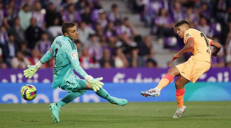Nahuel Molina (Atl. Madrid) nhận một đường chuyền sát thủ và dứt điểm đơn giản nhưng chính xác, làm tung lưới khung thành đối phương.