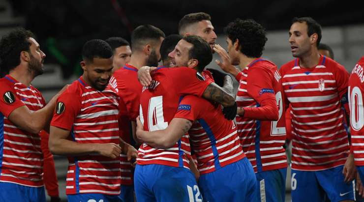 Angel Montoro (Granada CF) thực hiện một quả đá phạt góc thiếu chính xác vào vòng cấm.