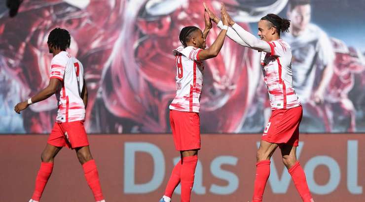 Vào! Yussuf Poulsen (RB Leipzig) đã có mặt đúng lúc đúng chỗ để lấy bóng bật ra trong vòng cấm, và anh ấy sút bóng đi chìm vào phía trong cột dọc bên trái. Tỉ số là 1:0.