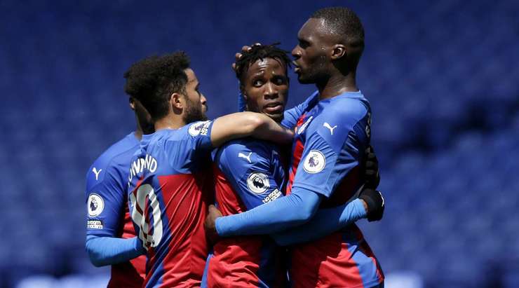 Vào! Wilfried Zaha (Crystal Palace) tung một cú sút trong vòng cấm và pha dứt điểm bị chệch hướng và đi qua thủ môn. 2:2.