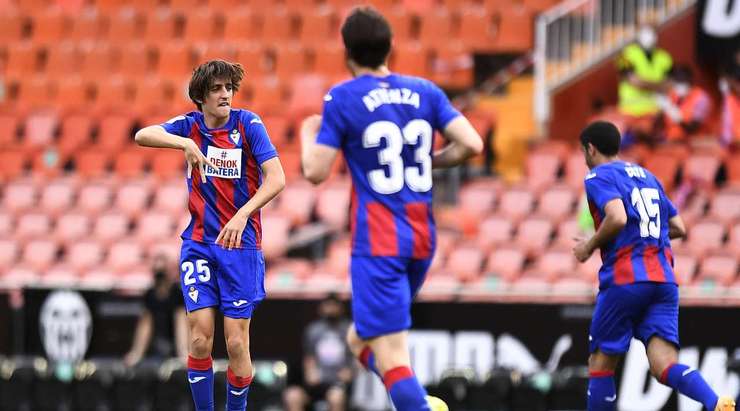 Vào! Bryan Salvatierra (Eibar) nhận một đường chuyền ngắn rất vừa tầm từ Roberto Correa ở một vị trí bên trong vòng cấm, anh lách người và tung một cú sút chìm không thể cản phá về chính giữa khung thành. Bóng đã nằm gọn trong lưới, tỉ số là 3:1.