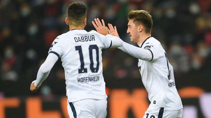 Vào! Angelo Stiller (Hoffenheim) đón một đường chuyền xuất sắc ở một vị trí rất thuận lợi trong vòng cấm và tung một cú sút chìm đập cột dọc bên phải vào lưới. Thủ môn đã không thể làm gì để ngăn chặn pha dứt điểm của anh ấy.
