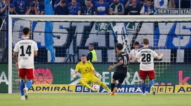 VÀO! Cú phá bóng của thủ môn Daniel Heuer Fernandes đi thẳng vào người của Enzo Millot (VfB Stuttgart) và anh không ngần ngại vung chân sút tung lưới. Tỉ số hiện là 1:2.