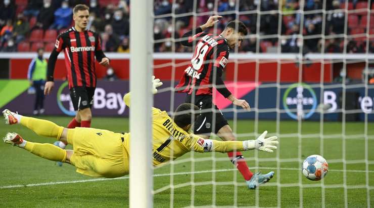 Vào! Lucas Alario (Bayer Leverkusen) sút bóng bật ra vào nóc lưới sau khi bóng đến chỗ anh ấy trong vòng cấm. Tỉ số là 1:0.