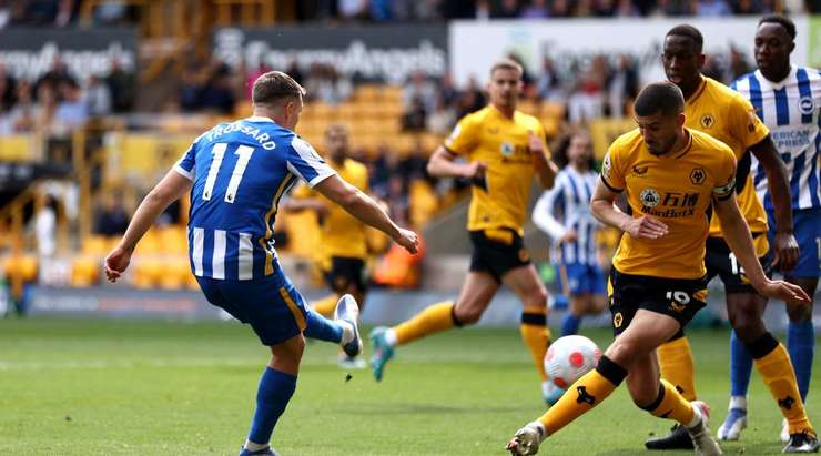 Leandro Trossard (Brighton) đón bóng trong vòng cấm và bình tĩnh dứt điểm vào gần cột dọc bên trái.