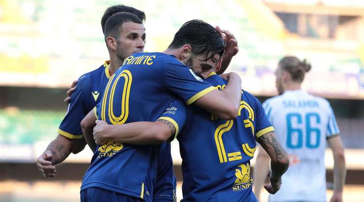 Samuel Di Carmine (Verona) nhận một đường chuyền thú vị bên trong vòng cấm và anh sút bóng lọt qua thủ môn vào lưới. Một pha dứt điểm xuất sắc!