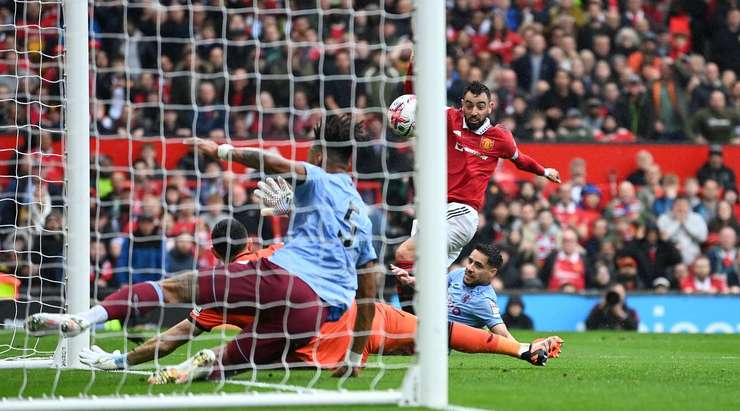 Vào! Tỉ số là 1:0. Bruno Fernandes (Manchester United) điền tên mình lên bảng điện từ bằng một cú sút gần như ngay trên vạch vôi, sau khi một đường bóng bật ra đã may mắn tìm đến đúng đôi chân của anh.