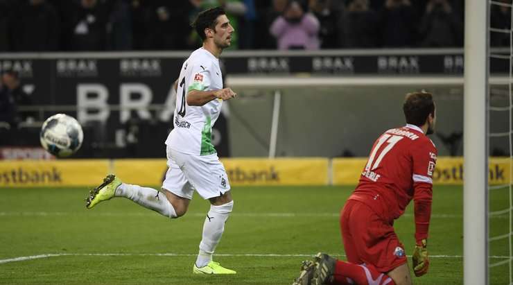 Vào! Lars Stindl (B. Monchengladbach) thực hiện thành công quả penalty với một cú sút chìm vào ngay giữa khung thành, đánh bại thủ môn Leopold Zingerle.