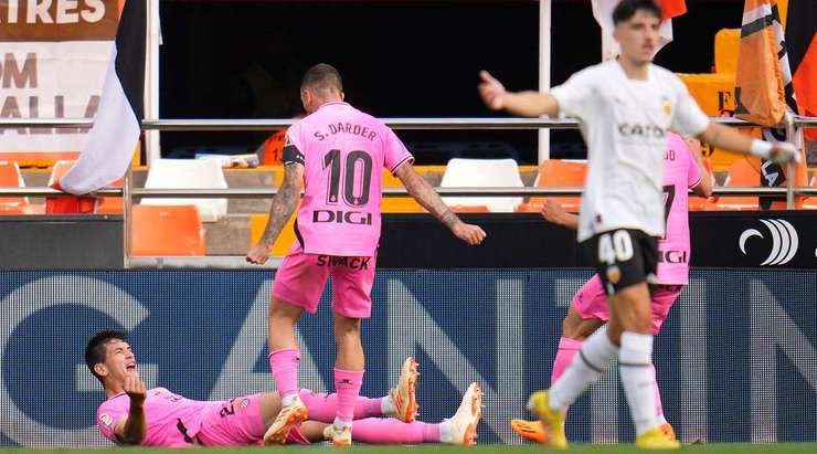 Vào! Một đường lob bóng của Leandro Cabrera mở ra cơ hội cho Cesar Montes (Espanyol) và anh dễ dàng đánh bại thủ môn bằng một có đánh đầu cận thành vào chính giữa cầu môn. Tỉ số là 1:1.