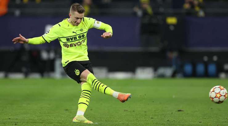 VÀO! Đó là một cú sút phạt đền tuyệt vời của Marco Reus (Dortmund) về phía góc thấp bên trái khung thành, không có một chút cơ hội nào cho thủ môn Ersin Destanoglu để cản phá!