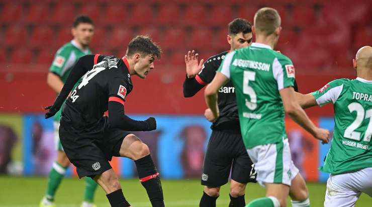 Vào! Patrik Schick (Bayer Leverkusen) nhận bóng trong vòng cấm ở một vị trí rất thuận lợi và dứt điểm. Cú sút của anh đổi hướng khi chạm vào một cầu thủ đối phương, khiến thủ môn Jiri Pavlenka bó tay. Tỉ số đã được nâng lên 1:1.