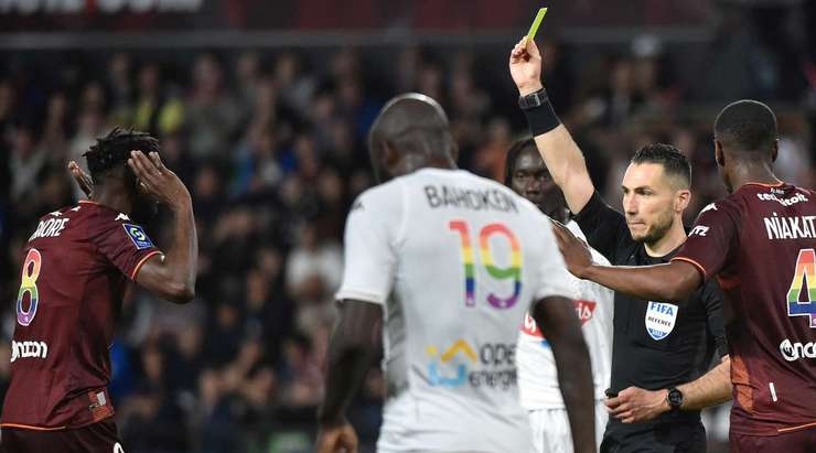 Trọng tài ngày hôm nay, Jeremie Pignard quyết định phạt thẻ vàng đối với Boubacar Traore (Metz) vì một pha tắc bóng thô bạo.