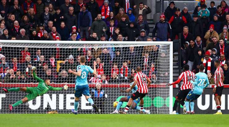Vào! Yoane Wissa dọn cỗ cho Bryan Mbeumo (Brentford), người ghi bàn với một pha dứt điểm cự li gần đơn giản. Tỉ số là 2:0.