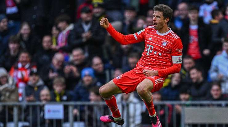 Leroy Sane tung một cú sút nguy hiểm và bóng đi trúng người thủ môn bật ra. Thomas Muller (Bayern Munich) đang đứng ở bên trong vòng cấm liền có mặt kịp thời và dứt điểm nhanh, đưa bóng vào góc thấp bên phải. Tỉ số bây giờ là 3:0.