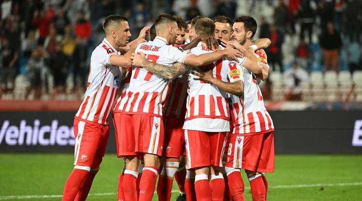 Stefan Mitrovic (Crvena zvezda) tận dụng thành công quả tạt sắc bén của đồng đội bằng một cú sút đẹp mắt vào góc cao bên phải khung thành.