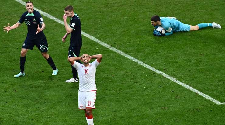 Wahbi Khazri (Tunisia) bứt tốc vào vòng cấm để đón một đường chuyền trước khi tung một cú sút chìm vào giữa khung thành. Mathew Ryan đã thi đấu cảnh giác và từ chối nỗ lực của anh ấy với một pha cản phá tốt.