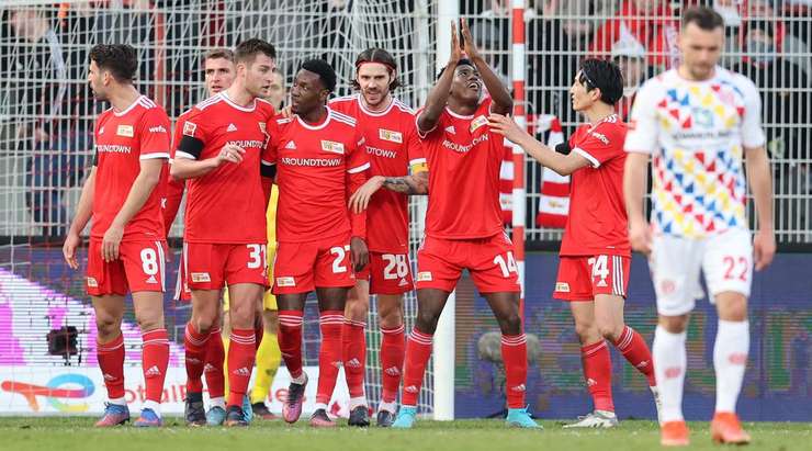 Taiwo Awoniyi (Union Berlin) ghi bàn! Taiwo Awoniyi (Union Berlin) được kiến tạo bởi Sheraldo Becker và anh ấy đã cho thấy sự bình tĩnh tuyệt vời trong vòng cấm để sút vào góc trái phía dưới. 3:0.