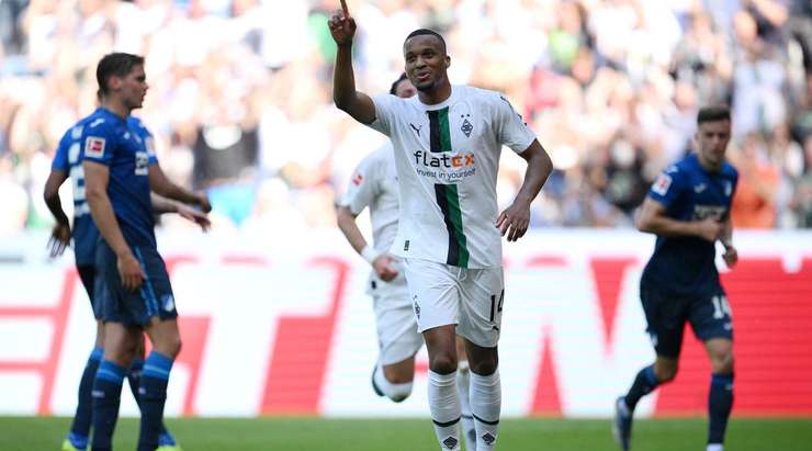 Vào! Oliver Baumann đã chạm được những đầu ngón tay vào bóng sau cú sút của Alassane Plea (B. Monchengladbach), nhưng chừng đó thôi không đủ ngăn trái bóng đi vào góc thấp bên phải khung thành.