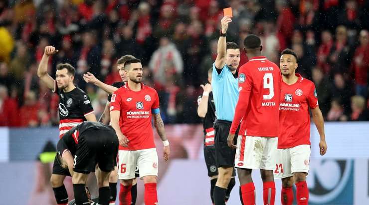 Jean-Philippe Mateta (Mainz) lẽ ra phải cẩn thận hơn. Anh ấy phạm lỗi xấu và nhận chiếc thẻ vàng thứ hai và bị đuổi!