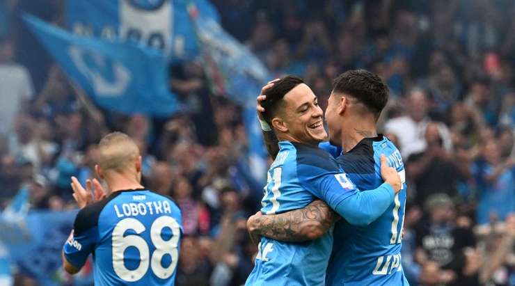 Vàoo! Giacomo Raspadori nhận trách nhiệm thực hiện quả phạt góc, còn Mathias Olivera (Napoli) là người đã chạm được đầu vào quả bóng và đưa nó vào góc thấp bên trái khung thành. Tỉ số là 1:0.