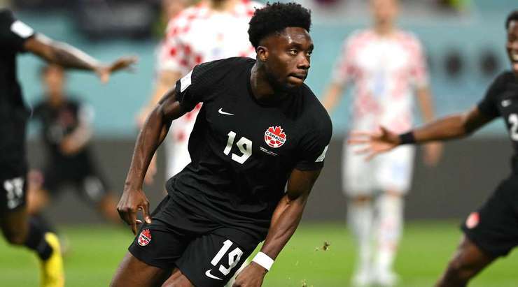 Vào – 0:1! Tajon Buchanan tung một đường chuyền bổng chính xác vào trong vòng cấm, nơi Alphonso Davies (Canada) bật lên cao hơn các hậu đối phương vệ để đón bóng gần chấm phạt đền và đánh đầu chìm vào giữa khung thành.