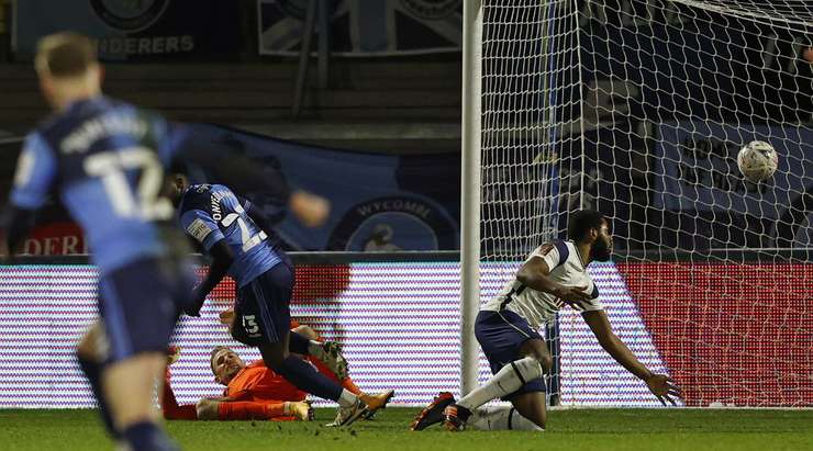 Vào! Fred Onyedinma (Wycombe) lấy bóng bật ra trong vòng cấm và sút thành bàn, vào góc trái phía dưới.