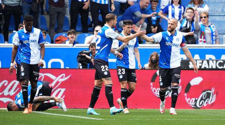 VÀO - 1:0! Quả phạt góc đến và Joselu chạm nhẹ bằng đầu tới chỗ Victor Laguardia (Alaves), người không mắc một sai lầm nào để sút bóng vào lưới.