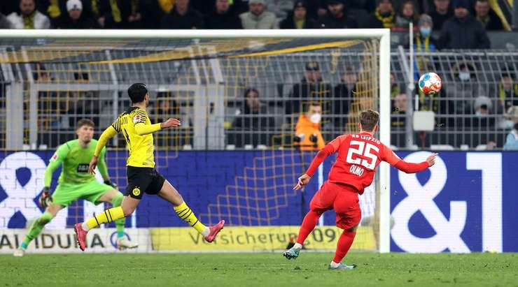 Dani Olmo (RB Leipzig) khống chế gọn gàng một đường chuyền như đặt của đồng đội và tung cú dứt điểm uy lực làm tung nóc lưới! Thủ môn không có bất kỳ cơ hội nào khi phải đối mặt với những cú sút như vừa rồi.