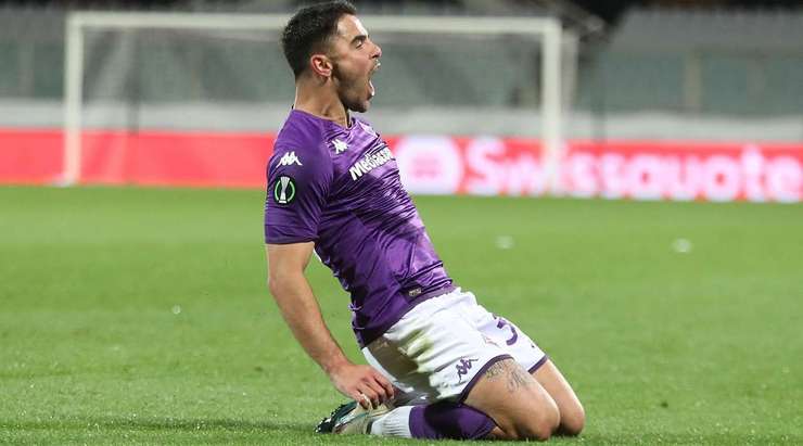 Vào! Riccardo Sottil (Fiorentina) sút bóng bật ra vào phía trong cột dọc bên phải sau khi bóng đến chỗ anh ấy trong vòng cấm. Tỉ số là 1:3.
