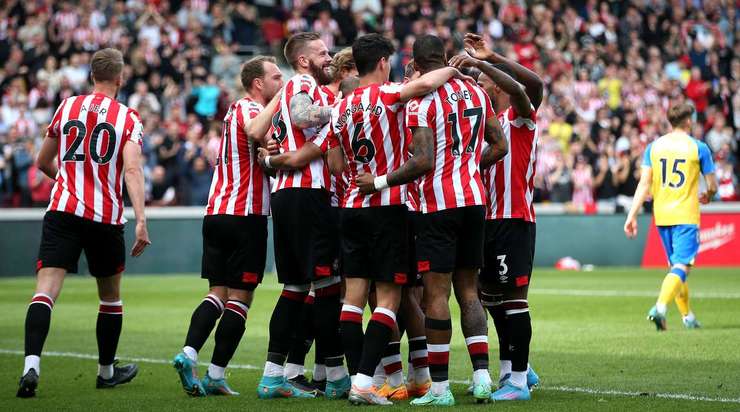 Vào! Ivan Toney kiến tạo cho Pontus Jansson (Brentford) một đường chuyền tốt trong vòng cấm. Nó cho phép anh ấy dứt điểm với một cú sút hiểm hóc vào phía trong cột dọc bên trái. 1:0.