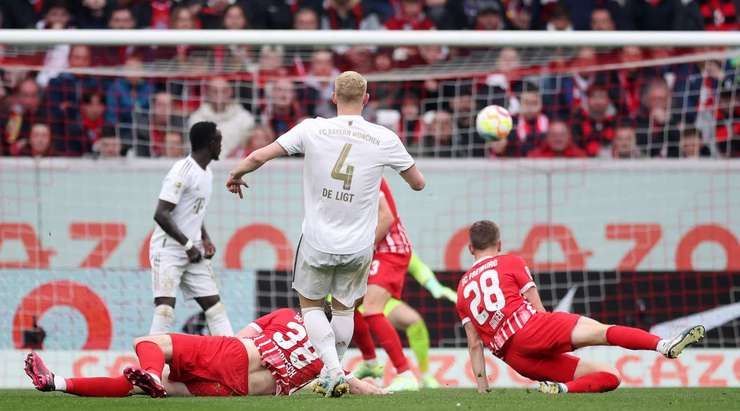 Matthijs de Ligt (Bayern Munich) nhận một đường chuyền tuyệt vời của đồng đội và tung một cú sút căng vào góc cao bên phải khung thành. Bóng đi một cách không thể hiểm hóc hơn! Một cú sút xa tuyệt đẹp.