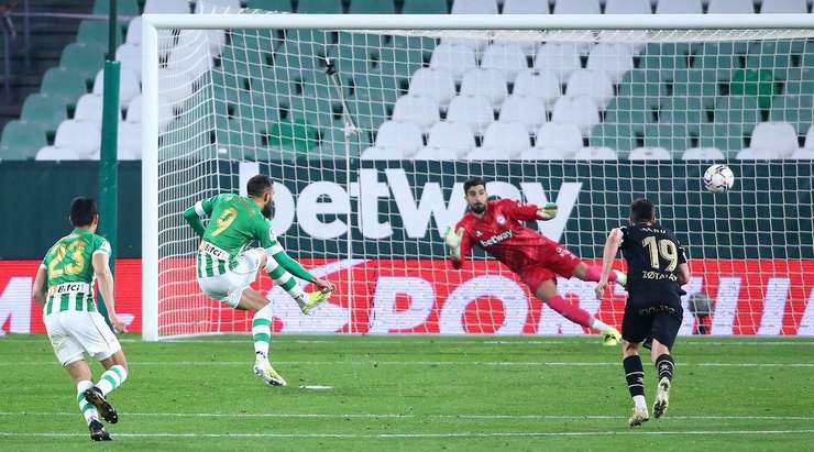 VÀO! Đó là một cú sút phạt đền hoàn hảo của Borja Iglesias (Betis) về phía góc cao bên phải, không có một chút cơ hội nào cho thủ môn Fernando Pacheco để cản phá!