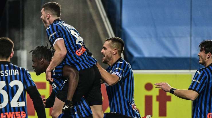Duvan Zapata (Atalanta) khống chế bóng gọn gàng từ một đường chuyền sắc bén tại rìa vòng cấm và cứa bóng vào phía trong cột dọc bên trái, theo một phong cách đã thành thương hiệu của anh.
