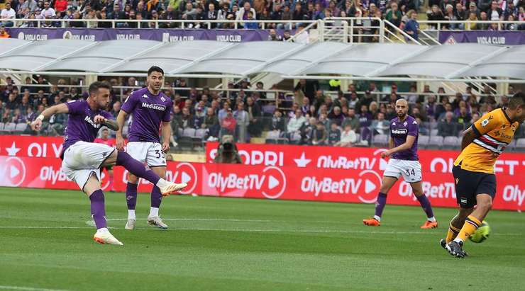 Tuyệt vời! Gaetano Castrovilli (Fiorentina) có một màn trình diễn kỹ thuật xuất sắc với một cú vô-lê trong vòng cấm, đưa bóng đi đập chân cột dọc bên trái vào lưới. Công kiến tạo thuộc về Cristiano Biraghi và tỉ số là 1:0.