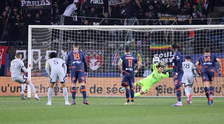 Kylian Mbappe (Paris SG) không thể ghi bàn từ chấm phạt đền. Cú sút của anh về phía góc phải bị thủ môn lên đồng đấm bóng đi trúng cột dọc ra ngoài.