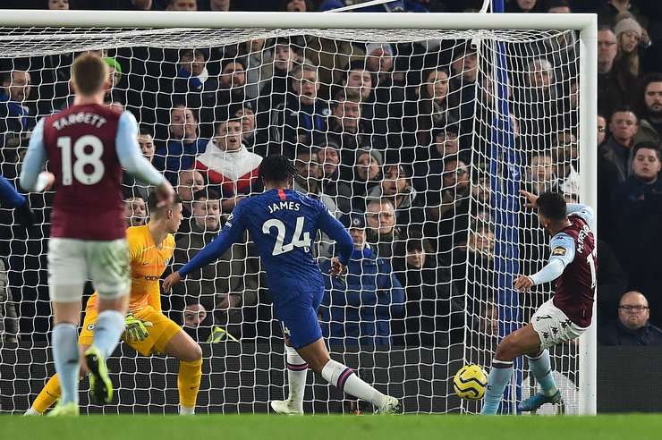 Trezeguet (Aston Villa) đón đường căng ngang hoàn hảo vào sâu bên trong vòng cấm từ Ahmed Elmohamady và tung cú sút chuẩn xác vào góc thấp bên phải. Tỉ số đã được nâng lên: 1:1.