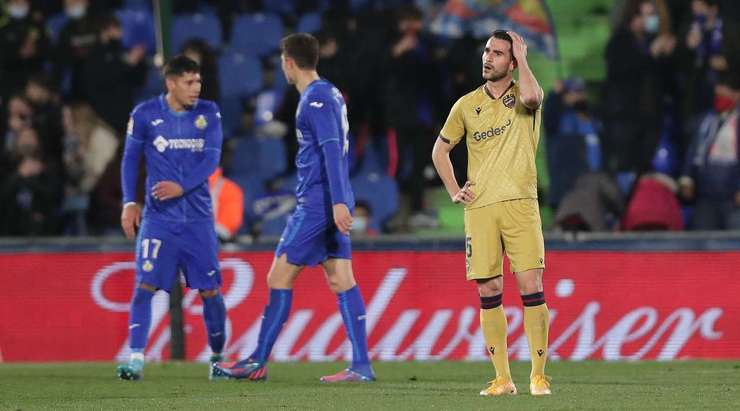 Vào! Mathias Olivera Miramontes dọn cỗ cho Enes Unal (Getafe) tại rìa vòng cấm người sút bóng vào góc trái phía dưới. 2:0.