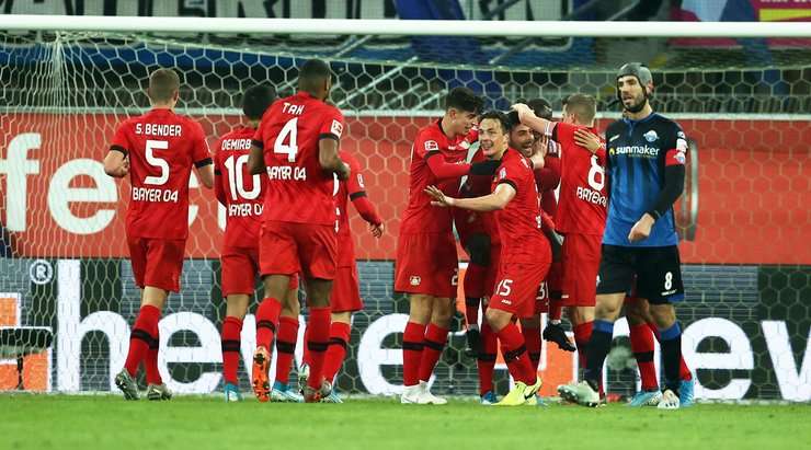Vào! Moussa Diaby dẫn bóng xuống sát đường biên ngang trước khi bất ngờ tung một đường lốp bóng vào vòng cấm. Kevin Volland (Bayer Leverkusen) là người bật nhảy cao nhất để đánh đầu từ cự ly gần vào góc cao bên phải khung thành. Tỉ số là 0:1.