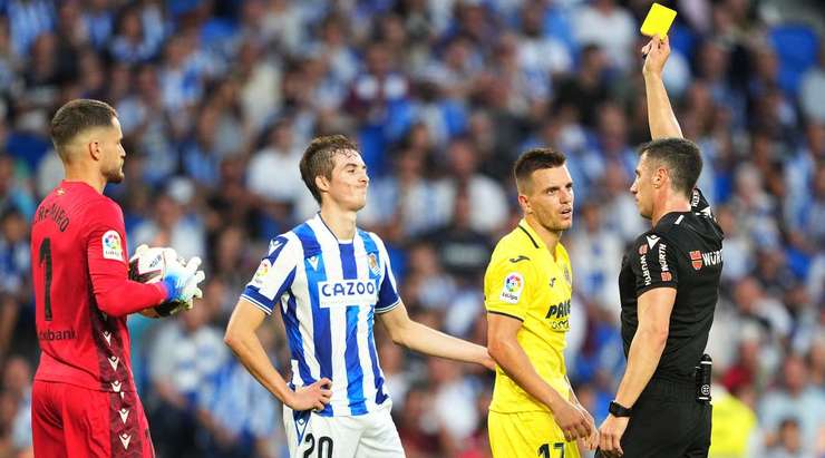 Chắc chắn là một chiếc thẻ vàng! Giovani Lo Celso (Villarreal) có vẻ không hài lòng với quyết định của trọng tài, nhưng theo chúng tôi thì anh chẳng bị oan ức gì cả!
