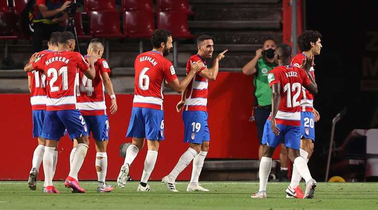 Vào! Angel Montoro (Granada CF) sút bóng bật ra vào góc phải phía dưới sau khi bóng đến chỗ anh ấy trong vòng cấm. Tỉ số là 4:0.