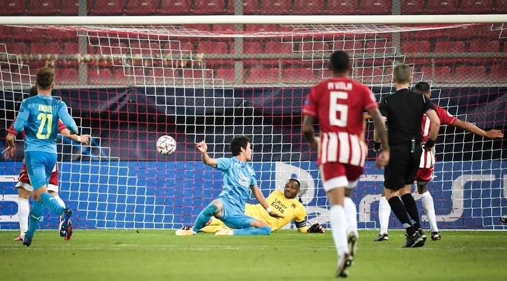 Phán quyết từ hệ thống VAR: sẽ KHÔNG CÓ BÀN THẮNG cho Olympiacos Piraeus vì một cầu thủ của họ đã việt vị trong quá trình lên bóng.