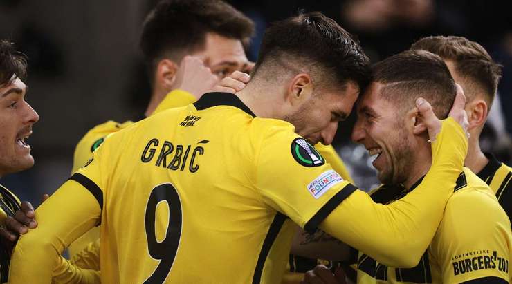 Vào! Eli Dasa Adrian Grbic (Vitesse), người cho thấy quyết tâm tuyệt vời để đón bóng trước một vài hậu vệ và từ trong vòng cấm anh ấy tung cú sút vào bên phải mành lưới! Một pha dứt điểm tuyệt vời - 1:0.