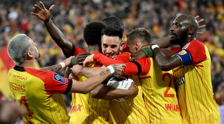 Một cú sút tuyệt đẹp! Adrien Thomasson (Lens) đón đường chọc khe chuẩn xác của Lois Openda và làm thủ môn đối phương bất ngờ với một cú sút chìm từ rìa vòng cấm vào ngay giữa khung thành. Tỉ số bây giờ là 3:0.